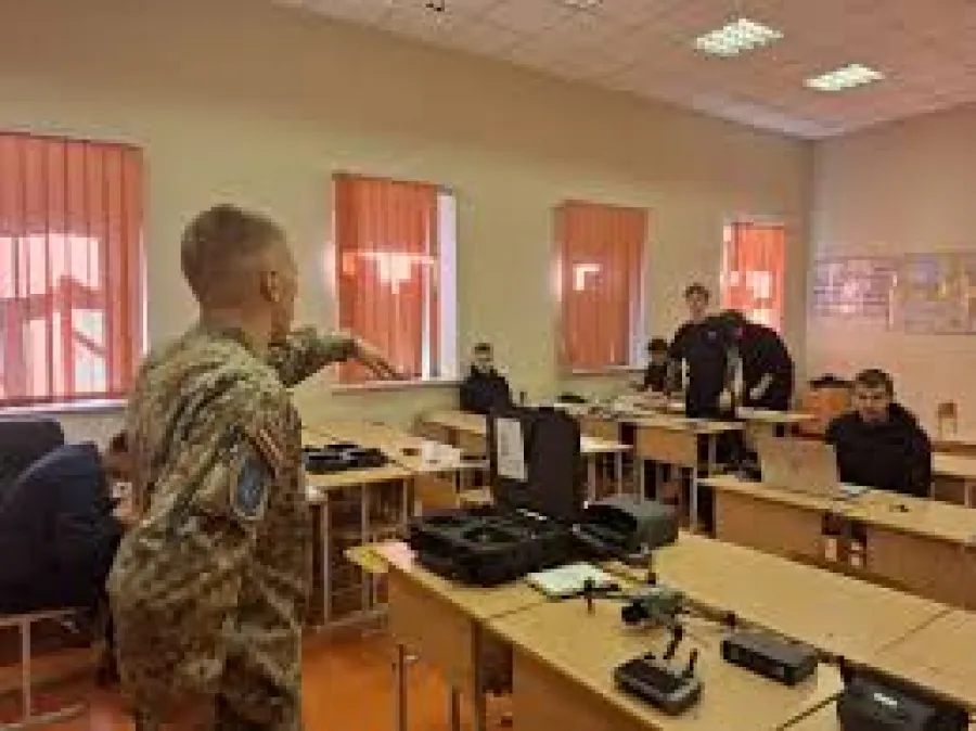 В Латвии для школьников проводятся занятия по управлению дронами