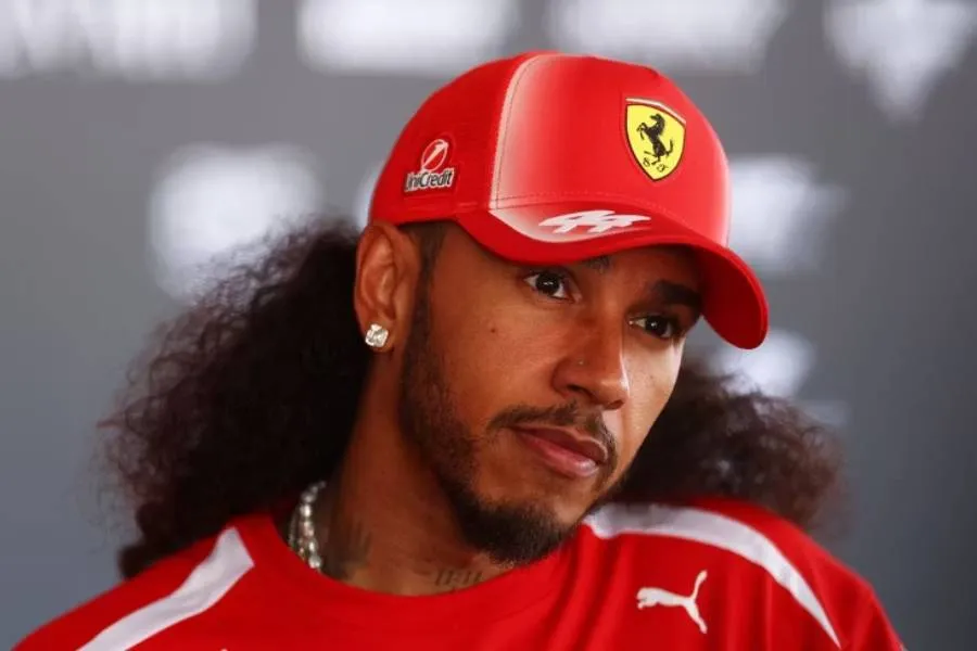 Hemiltondan “Ferrari”yə mesaj: Bunu müzakirə etməliyik