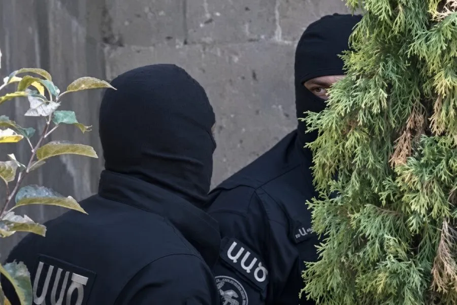Ermənistanda xüsusi xidmət orqanları Köçəryanın evini mühasirəyə aldı - VİDEO