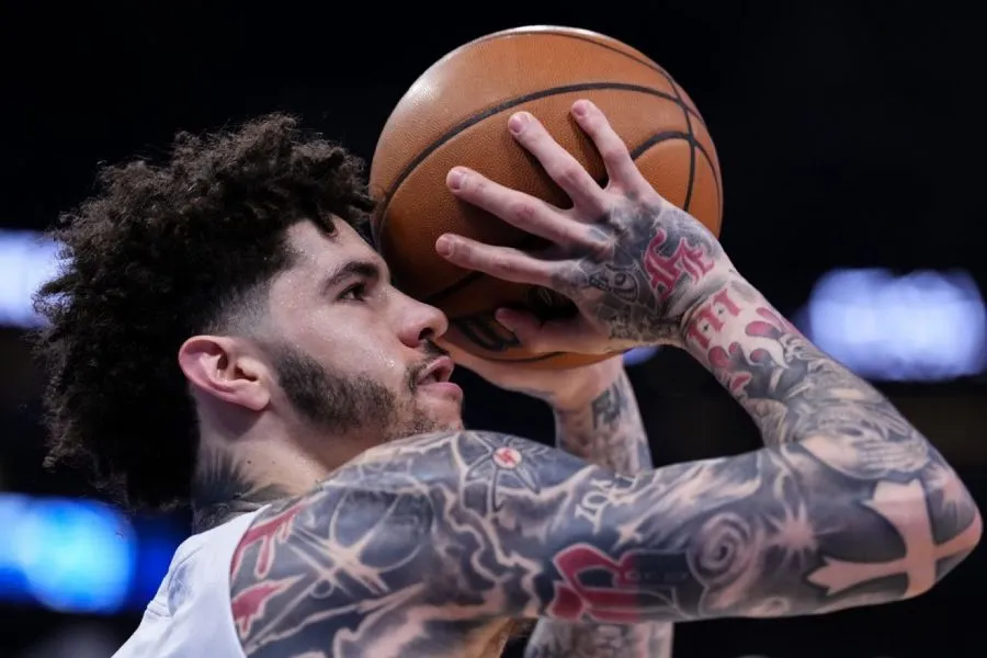 NBA ulduzunun qeyri-adi addımı: Lamelo Boll sükanı təhvil verdi!